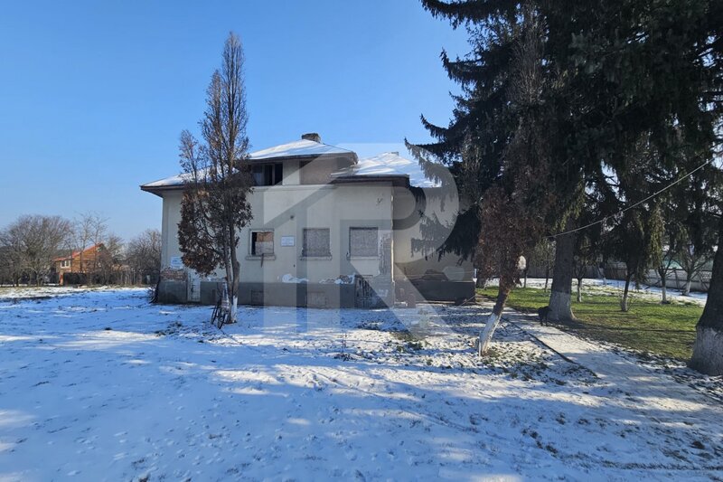 Gradistea, teren si constructie pe malul lacului Caldarusani.