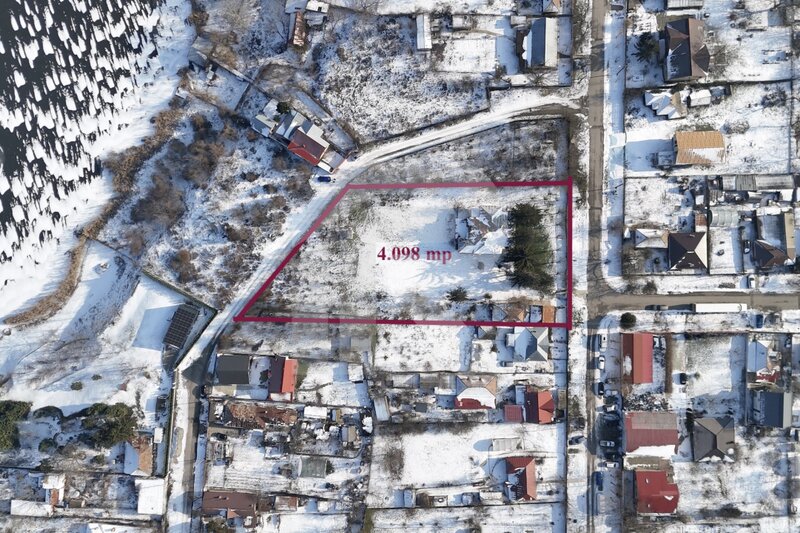 Gradistea, teren si constructie pe malul lacului Caldarusani.