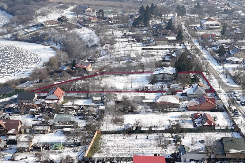 Gradistea, teren si constructie pe malul lacului Caldarusani.