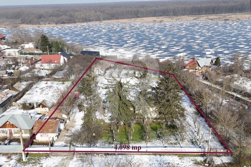 Gradistea, teren si constructie pe malul lacului Caldarusani.