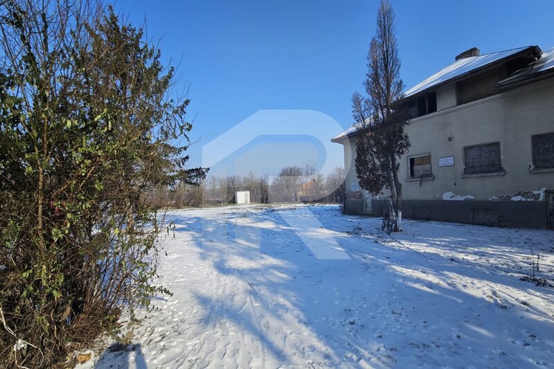 Gradistea, teren si constructie pe malul lacului Caldarusani.