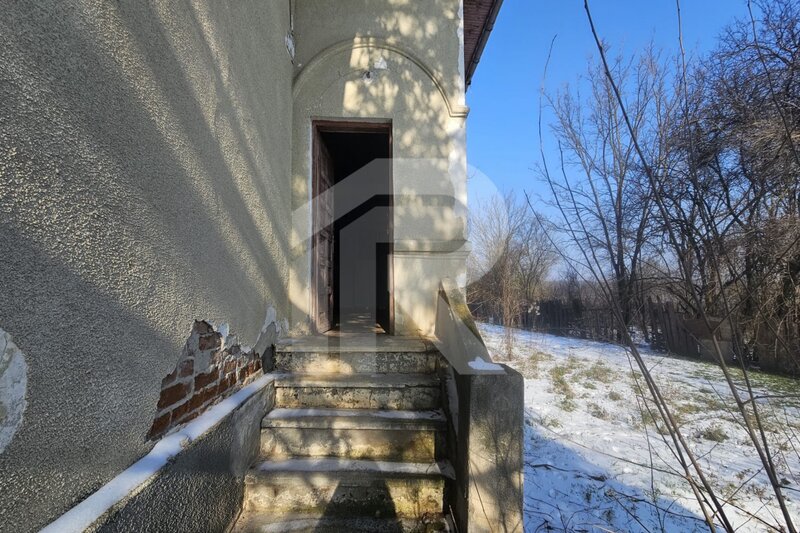 Gradistea, teren si constructie pe malul lacului Caldarusani.