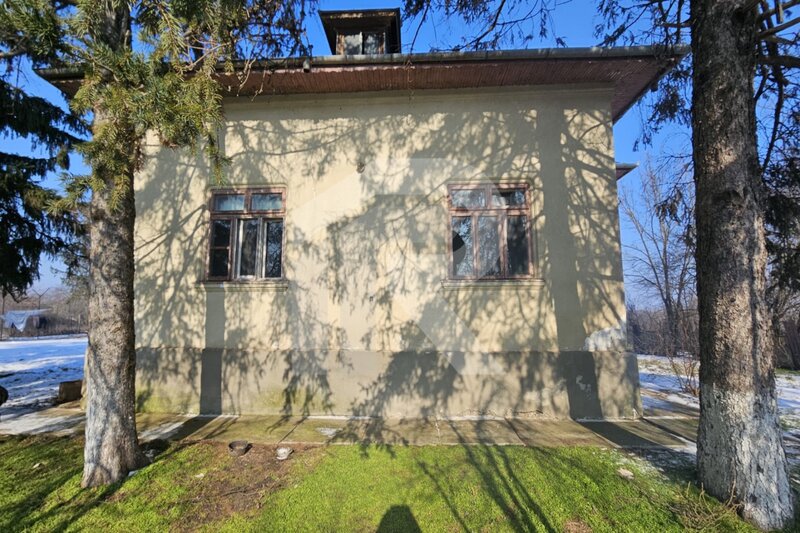 Gradistea, teren si constructie pe malul lacului Caldarusani.